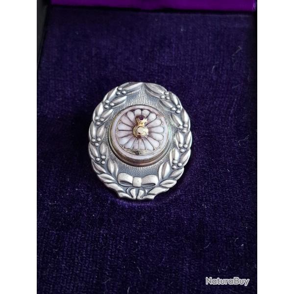 Bel insigne de fonction japonais en argent massif, avec boite laqu�e. Superbe !