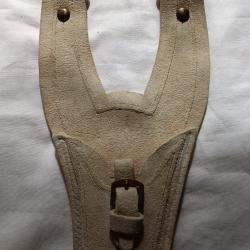 Porte ba&iuml;onnette en buffle blanc pour Mousqueton,  lebel ou autre ( A )
