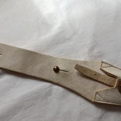 Porte ba&iuml;onnette en buffle blanc pour Mousqueton,  lebel ou autre, neuf , jamais utilis&eacute;  ( A )