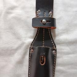 Porte ba&iuml;onnette en cuir  98K dat&eacute;  1942 ( A11 )