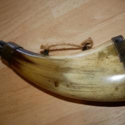 Poire &agrave; poudre en corne &agrave; restaurer (le bec est incomplet)