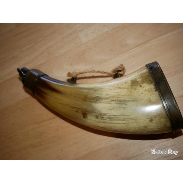 Poire � poudre en corne � restaurer (le bec est incomplet)