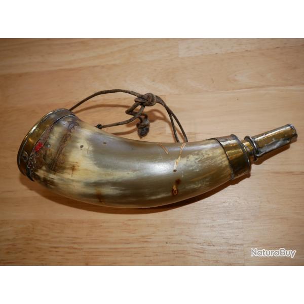 Poire � poudre en corne � godet (le fond du godet est absent)