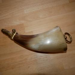 Poire &agrave; poudre en corne &agrave; boisseau avec fond en bois avec anneau laiton