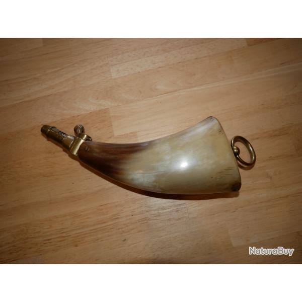 Poire � poudre en corne � boisseau avec fond en bois avec anneau laiton