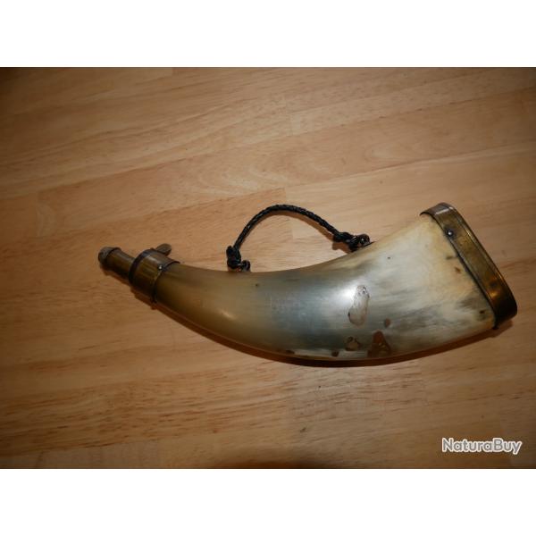 Poire � poudre en corne en bon �tat