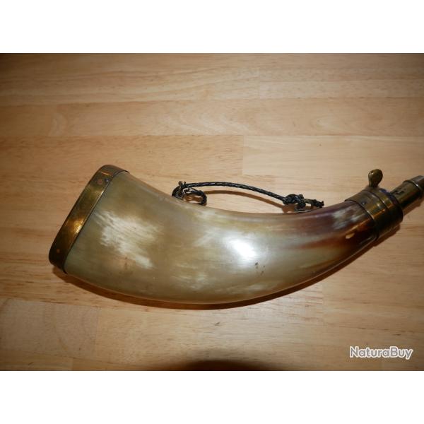 Poire � poudre en corne grand mod�le