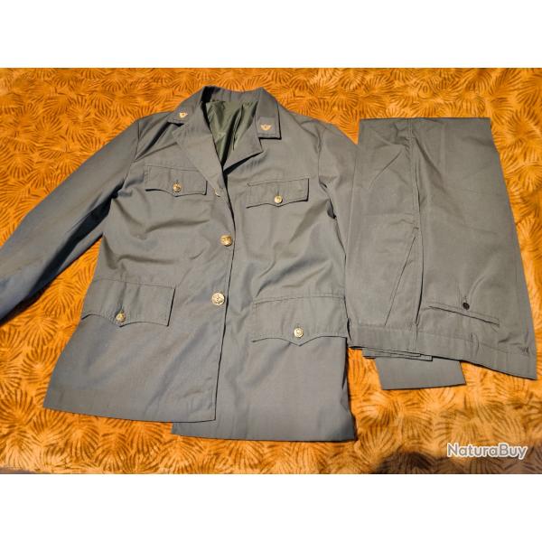 Vends tenue compl�te garde chasse taille 46.Pantalon et veste neuve. Tr�s peu port�e.