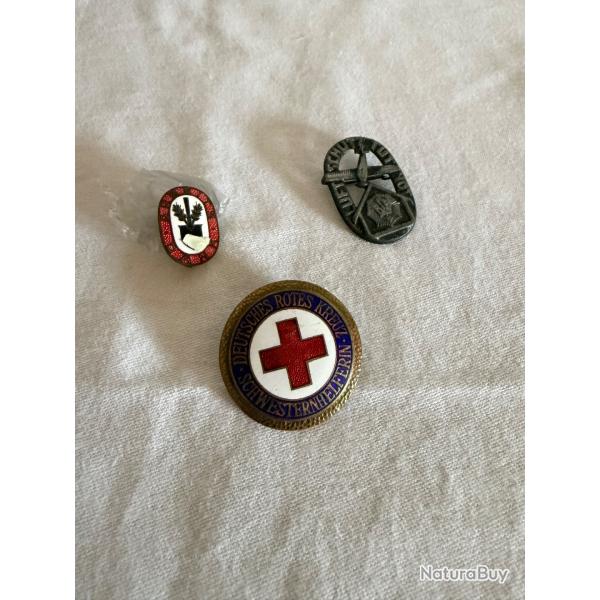 Lot de 3 insignes allemands ww2 anciens - DRK Schwesternhelferin - DLV - Arbeits Dank