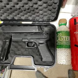 Glock 18c WE + 2 chargeurs + billes