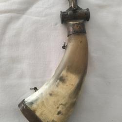 Poire &agrave; poudre 19e en corne et laiton Bec tambour rotatif