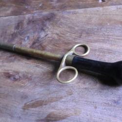 ancien trocart de v&eacute;t&eacute;rinaire ou &eacute;leveur bovin