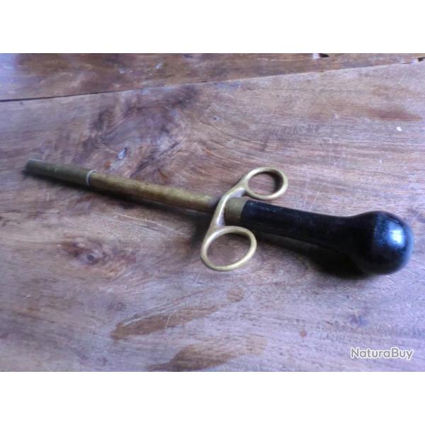 ancien trocart de v�t�rinaire ou �leveur bovin
