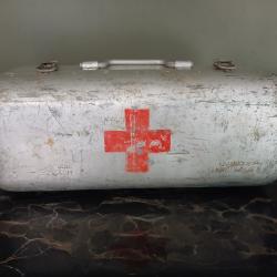 Bo&icirc;te m&eacute;dicale militaire vintage authentique des ann&eacute;es 1950-1960,