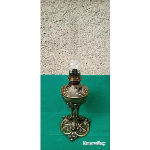 SUBLIME LAMPE A PETROLE EN BRONZE  ATTRIBUEE A :  GEORGES  LELEU  .  RARISSIME  . 19eme Si�cle .
