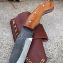 Couteau Skinner Bushcraft Chasse Lame Acier Carbone 1075 Manche Bois de Rose Etui Cuir Fabr ArtisanA