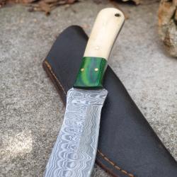Skinner Couteau Damas Lame 256 Couches Lame Drop Point Manche Os Fabr Artisanale Etui Cuir 01