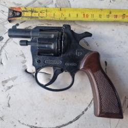 ancien revolver &agrave; amorces de marque Vanguard , fabriqu&eacute; en Italie en 1970