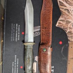 COUTEAUX DE CHASSE AVEC &Eacute;TUIS
