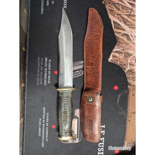 COUTEAUX DE CHASSE AVEC �TUIS