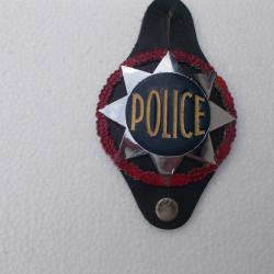 insigne de poitrine police dit &eacute;toile de sheriff sur cuir et num&eacute;rot&eacute;!!tres bon &eacute;tat