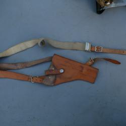 Holster d'&eacute;paule en cuir fauve pour PA (type P38 je pense)