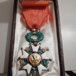 M&eacute;dailles militaires Fran&ccedil;aises dans leurs bo&icirc;tes d'origine.