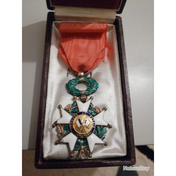 M�dailles militaires Fran�aises dans leurs bo�tes d'origine.