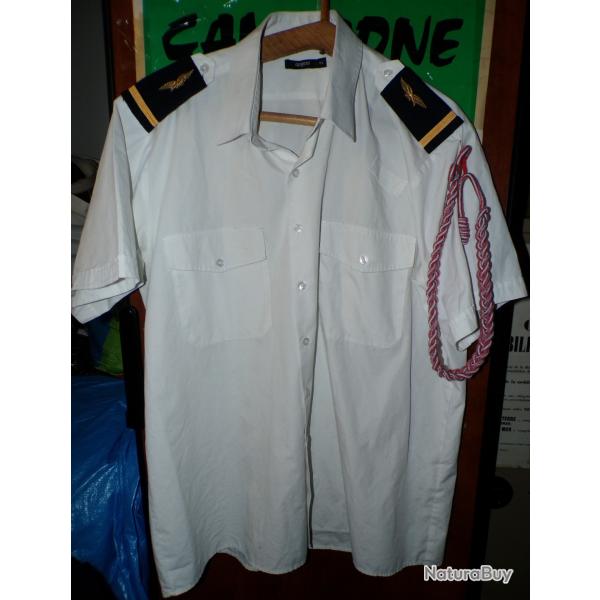 CHEMISE MILITAIRE DE L'ARMEE DE L'AIR FRANCAISE AVEC FOURREAU EPAULE ADJUDANT CHEF ET FOURRAGERE CRO