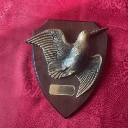 Plaque d&eacute;corative en bois avec b&eacute;casse, sign&eacute;e Fallico, pas de prix de r&eacute;serve