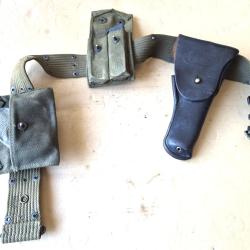 Lot d'une ceinture US kaki M-1936, un holster type colt 45 ou 1911, une trousse pour 2 chargeurs ave