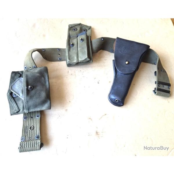 Lot d'une ceinture US kaki M-1936, un holster type colt 45 ou 1911, une trousse pour 2 chargeurs ave