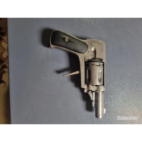� vendre un revolver en 8mm92. Cat�gorie D.