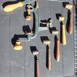 Lot d un ancien certisseur &agrave; cartouches et 5 doseur &agrave; poudre pour la chasse ou collection
