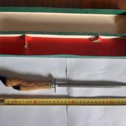 FUSIL A AIGUISER ANCIEN PATE DE CHEVREUIL DANS SA BOITE