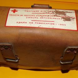 TROUSSE MEDICALE AVEC CROCHET DE 1955 POUR VEHICULE TYPE AIR EPOQUE GUERRE INDOCHINE , CELLE CI EST
