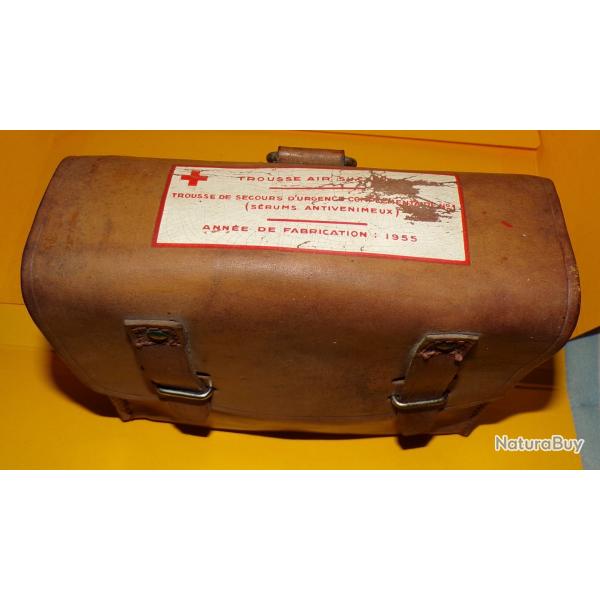 TROUSSE MEDICALE AVEC CROCHET DE 1955 POUR VEHICULE TYPE AIR EPOQUE GUERRE INDOCHINE , CELLE CI EST