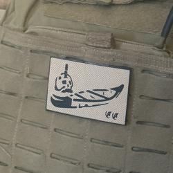 Patch tactique Plume et Cr&acirc;ne (Scout / Tracker) - Fond Sable / Tan (5x8 cm / 100 % Cordura 500D)