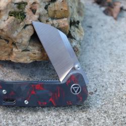 Couteau QSP Mini Penguin Red Lame Acier 14C28N Satin Manche FCarbone IKBS Linerlock Clip QS130XS-E1