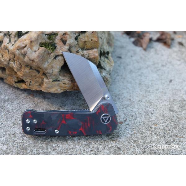 Couteau QSP Mini Penguin Red Lame Acier 14C28N Satin Manche FCarbone IKBS Linerlock Clip QS130XS-E1