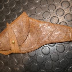 Etui en cuir fin de revolver type 7 ou 9mm &agrave; broche &eacute;tat moyen
