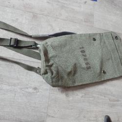 Sac, sacoche avec bretelles pour masque &agrave; gaz suisse. Paquetage, sac &agrave; dos.
