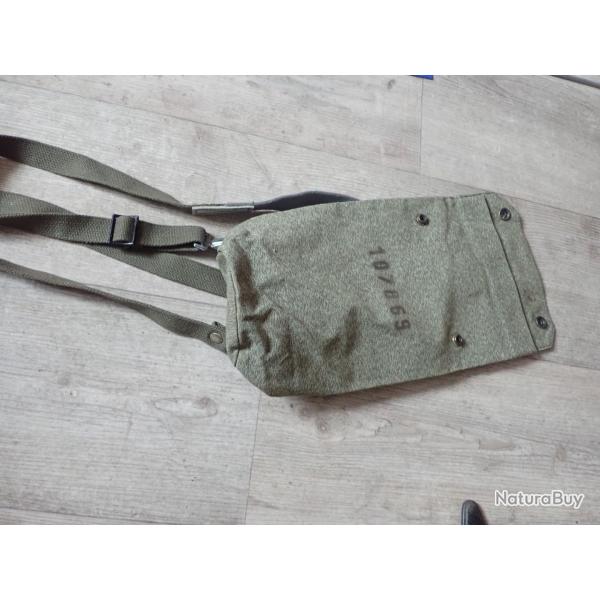 Sac, sacoche avec bretelles pour masque � gaz suisse. Paquetage, sac � dos.