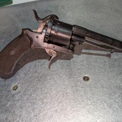 Revolver type lefaucheux 7mm &agrave; cartouches &agrave; broches crosse quadrill&eacute;e
