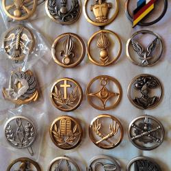 Lot de 20 insignes de b&eacute;ret (Fran&ccedil;ais) usag&eacute;s et neufs.