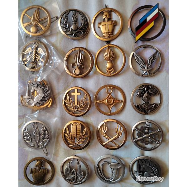 Lot de 20 insignes de b�ret (Fran�ais) usag�s et neufs.
