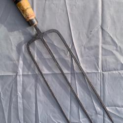 Ancien Trident ou Fourche &agrave; une main en Fer Forg&eacute;
