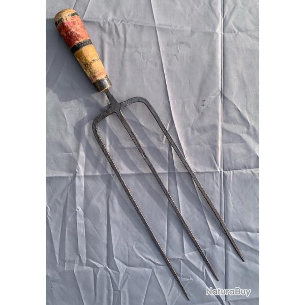 Ancien Trident ou Fourche � une main en Fer Forg�
