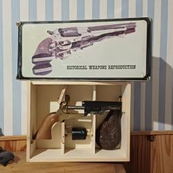 Colt 1851 FAP avec boite et pr&eacute;sentoir bois