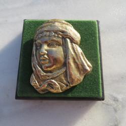 Broche vintage orientaliste en laiton/bronze dor&eacute; repr&eacute;sentant une femme berb&egrave;re - Maghreb (XX&eacute;)